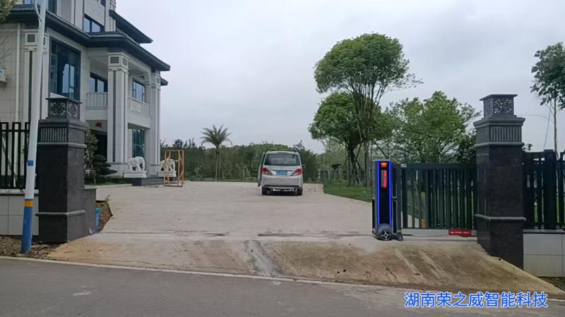 浏阳私人宅邸电动门交付-浏阳平移门-湖南荣之威