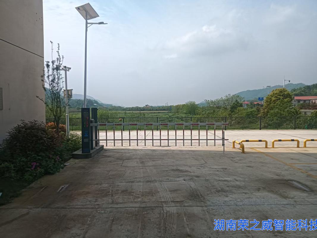 汨罗厂区道闸交付-富昇智各-湖南荣之威 汨罗厂区道闸交付-富昇智各-湖南荣之威