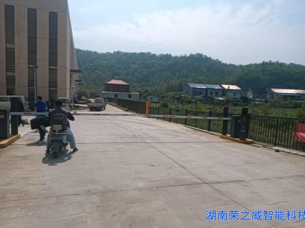 2套3米不锈钢道闸安装竣工-长沙电动门厂家-湖南荣之威 2套3米不锈钢道闸安装竣工-长沙电动门厂家-湖南荣之威