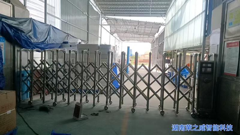 5.4米不锈钢伸缩门安装竣工-长沙电动门厂家-湖南荣之威