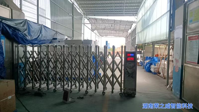 5.4米不锈钢伸缩门安装竣工-长沙电动门厂家-湖南荣之威