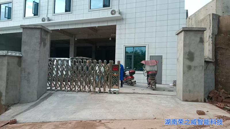 8米不锈钢伸缩门安装竣工-长沙电动门厂家-湖南荣之威