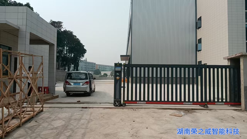 长沙厂区电动分段门顺畅运行中，铝合金材质承重力强、滑动平稳（湖南荣之威智能科技）