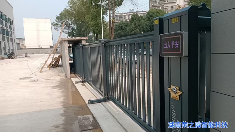 长沙铝合金大门特写，铝合金材质防锈耐腐蚀，适应本地多雨潮湿气候（湖南荣之威智能科技）