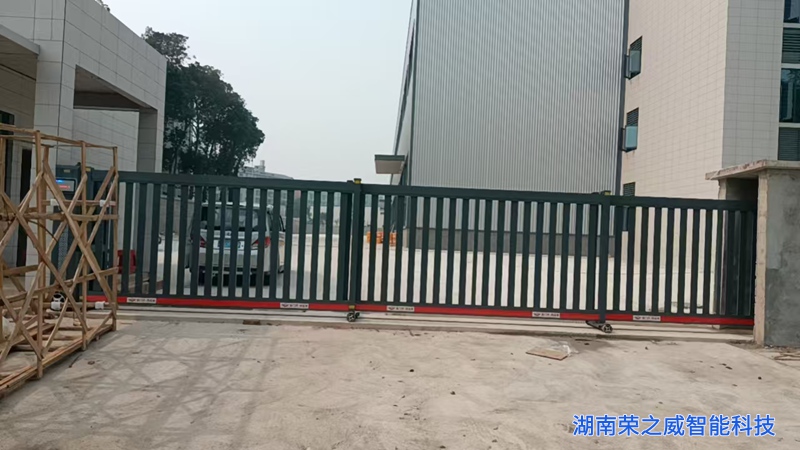 长沙县安沙镇湖南鸿晋机械，15米长、2米高T5铝合金分段门安装完工全景（湖南荣之威智能科技）