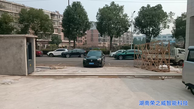 15米大跨度分段门精细调校，各分段连接顺滑不卡顿，保障厂区车辆高效通行（湖南荣之威智能科技）