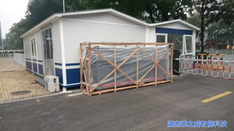 长沙铁路法院大门改造前勘测，门口无伸缩位空间受限现场-湖南荣之威