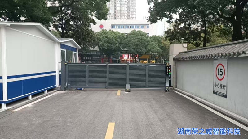 湖南铁路法院7米铝合金旋转平移门安装完工全景-湖南荣之威