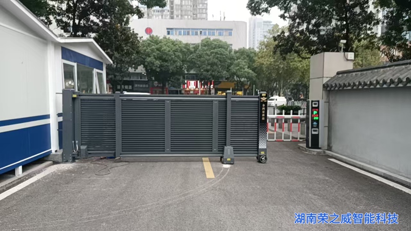 铝合金旋转平移门分段组装与铰链连接调试-湖南荣之威智能科技