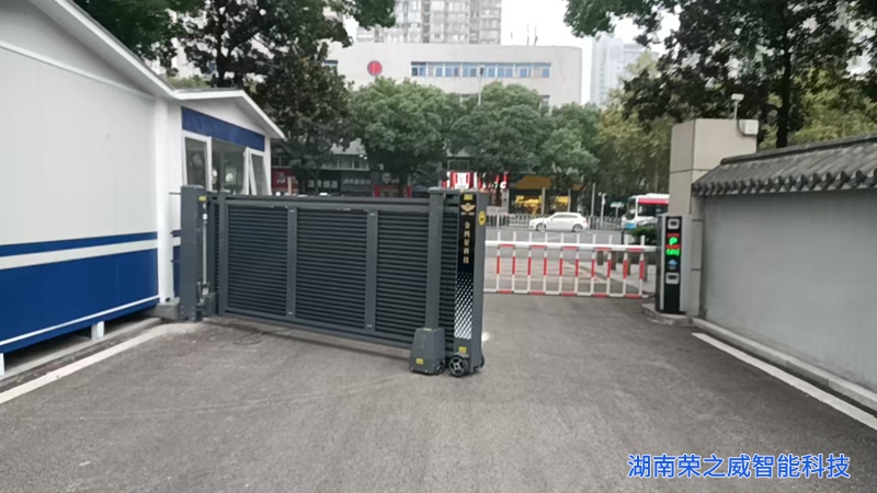 大门平移旋转折叠顺畅运行，有效解决无伸缩位难题-湖南荣之威