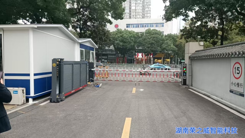 大门平移旋转折叠顺畅运行，有效解决无伸缩位难题-湖南荣之威